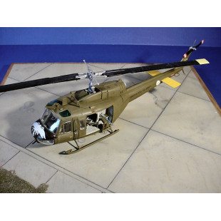 Hélicoptère UH-1D "Huey" avec pilotes maquette 1/35 DRAGON