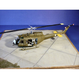 Hélicoptère UH-1D "Huey" avec pilotes maquette 1/35 DRAGON
