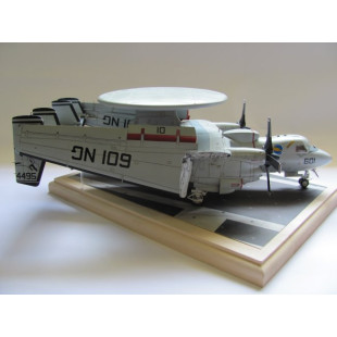 Grumman E-2C HAWKEYE US Navy maquette 1/48 KINETIC