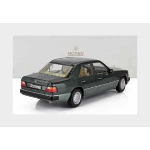 MERCEDES BENZ 230E vert métal 1/18 NOREV
